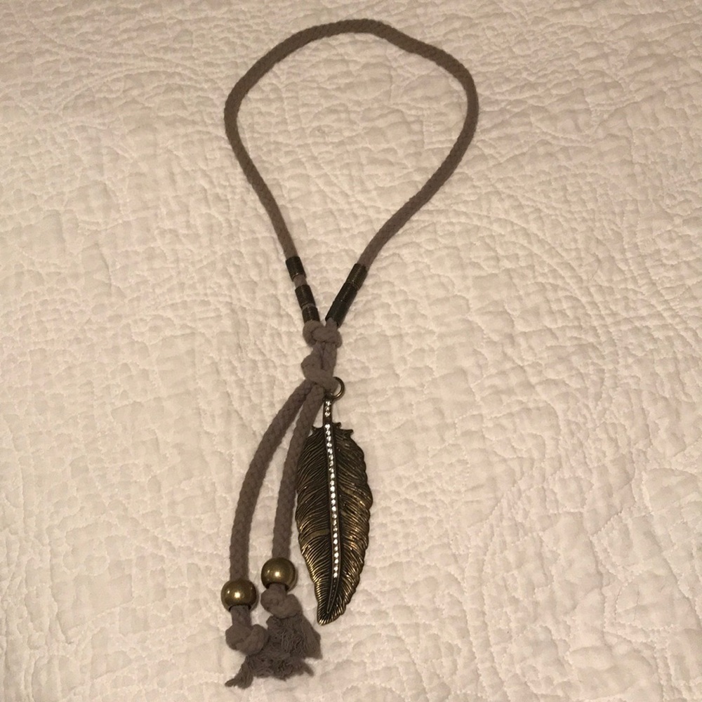 Grey rope feather necklace